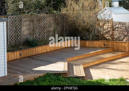 patio escalier terrasse en bois dans le jardin de la maison Banque D'Images