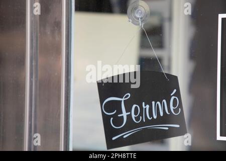 ferme en français signifie le texte fermé tableau d'entrée fenêtres porte vintage magasin signe fermer magasin Banque D'Images