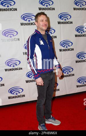 Chris Hardwick arrive à la salle de presse pour « The Walking Dead: Dead City » au cours du jour 2 de la convention WonderCon 2023 au centre de congrès d'Anaheim Banque D'Images