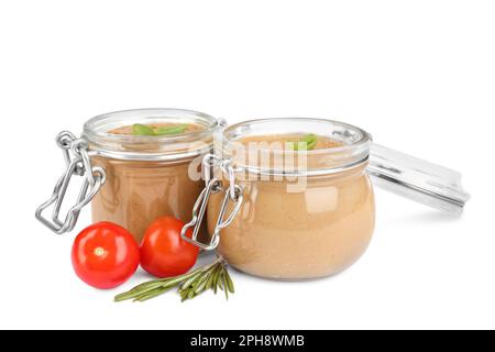 Pots en verre avec délicieux pâté de foie sur fond blanc Banque D'Images