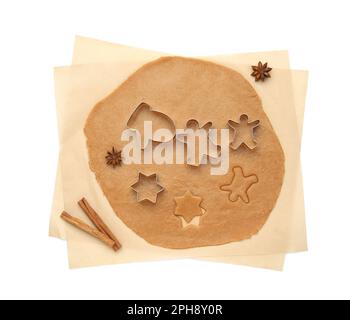 Coupe-pâte et biscuit sur fond blanc, vue du dessus. Biscuits de Noël Banque D'Images