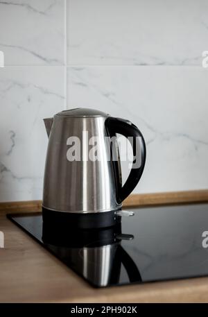 bouilloire électrique sur la cuisinière cuisine. appareils électroménagers Banque D'Images