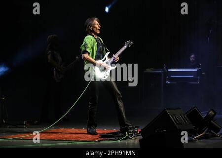 Porto, Portugal. 26th mars 2023. Le guitariste américain Steve Vai se produit en concert à la Casa da Musica à Porto, au Portugal, sur 26 mars 2023. (Photo de Rita Franca/NurPhoto) crédit: NurPhoto SRL/Alay Live News Banque D'Images
