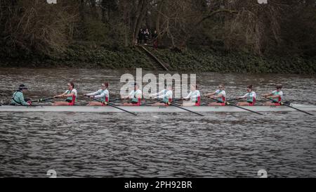 L'équipe féminine de Cambridge est à la tête de la course de bateaux Oxford contre Cambridge en 2023 Banque D'Images