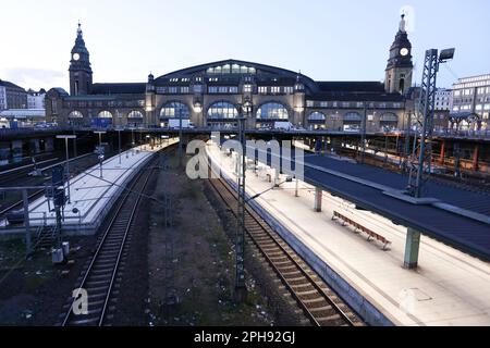 Hambourg, Allemagne. 27th mars 2023. Des plates-formes vides et des pistes vides sont visibles ce matin à la gare centrale de Hambourg. Le syndicat Verdi et le Syndicat des chemins de fer et des transports (EVG) ont appelé à une grève nationale d'avertissement dans le secteur des transports le lundi Credit: Bodo Marks/dpa/Alay Live News Banque D'Images