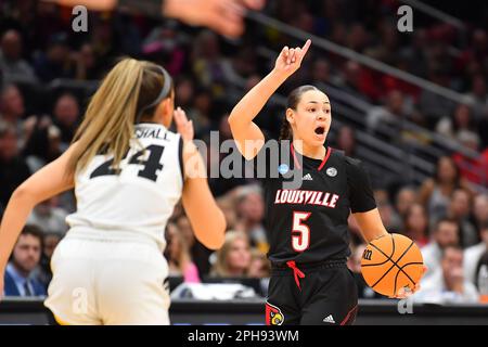 26 mars 2023: Les Cardinals de Louisville gardent Mykasa Robinson (5) dirige l'infraction pendant le match de basket-ball final régional NCAA féminin entre Louisville et l'Iowa à l'aréna Climate gage à Seattle, WA. L'Iowa a battu Louisville 97-83 pour passer à la finale 4. Steve Faber/CSM Banque D'Images