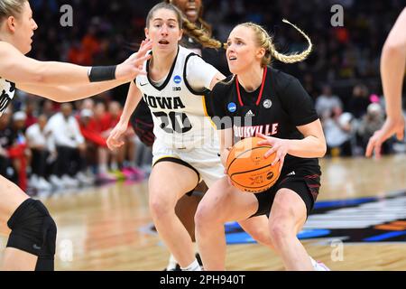 26 mars 2023 : le garde des cardinaux de Louisville, Hailey Van Lith (10), se lève pour tirer lors du match de basket-ball final régional NCAA féminin entre Louisville et l'Iowa à l'arène Climate gage à Seattle, en Australie occidentale. L'Iowa a battu Louisville 97-83 pour passer à la finale 4. Steve Faber/CSM Banque D'Images