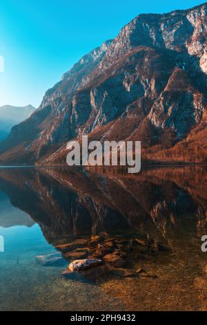 Montagne Vogar et lac Bohinj, magnifique paysage pittoresque du parc national slovène Triglav en hiver coucher de soleil, grand angle de vue Banque D'Images