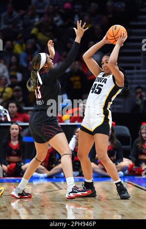 26 mars 2023 : Hannah Stuelke, une foreuse des Hawkees de l'Iowa (45), a l'intention de passer le ballon contre Merissah Russell, garde des cardinaux de Louisville (13), lors du match de basket-ball final régional de la NCAA entre Louisville et l'Iowa, à l'aréna Climate gage à Seattle, en Australie occidentale. L'Iowa a battu Louisville 97-83 pour passer à la finale 4. Steve Faber/CSM Banque D'Images