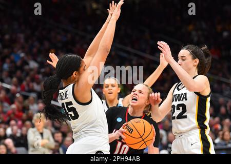 26 mars 2023 : le garde des cardinaux de Louisville, Hailey Van Lith (10), a l'intention de prendre une balle tandis que les Hawkees de l'Iowa, Caitlin Clark (22) et Hannah Stuelke (45), défendent lors du match de basket-ball de la finale régionale de la NCAA entre Louisville et l'Iowa à l'arène Climate gage de Seattle, WA. L'Iowa a battu Louisville 97-83 pour passer à la finale 4. Steve Faber/CSM Banque D'Images