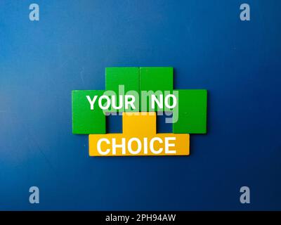 Vue de dessus puzzle en bois coloré avec le mot VOTRE OU AUCUN CHOIX sur fond bleu. Concept d'entreprise. Banque D'Images