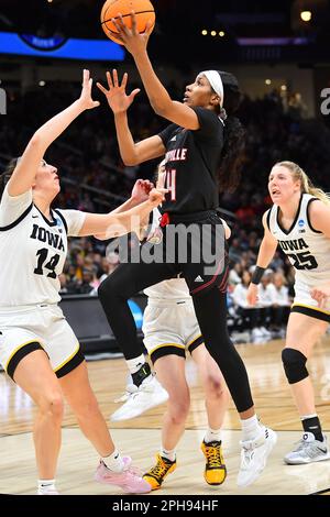 26 mars 2023: Le garde des cardinaux de Louisville Morgan Jones (24) monte à la partition alors que les Hawkees de l'Iowa avançant McKenna Warnock (14) défend lors du match de basket-ball de la finale régionale de la NCAA entre Louisville et l'Iowa à l'arène Climate gage à Seattle, WA. L'Iowa a battu Louisville 97-83 pour passer à la finale 4. Steve Faber/CSM Banque D'Images