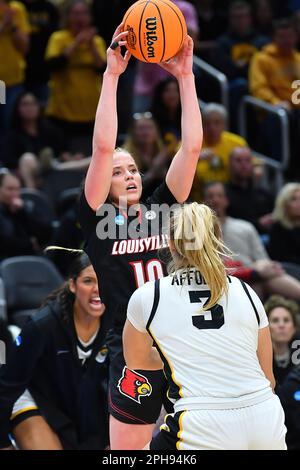 26 mars 2023 : le garde des cardinaux de Louisville, Hailey Van Lith (10), met un coup de feu lors du match de basket-ball final régional NCAA féminin entre Louisville et l'Iowa à l'arène Climate gage à Seattle, en Australie occidentale. L'Iowa a battu Louisville 97-83 pour passer à la finale 4. Steve Faber/CSM Banque D'Images