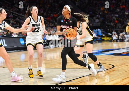 26 mars 2023 : les Cardinals de Louisville gardent Morgan Jones (24) en route vers le panier lors du match de basket-ball final régional NCAA féminin entre Louisville et l'Iowa à l'aréna Climate gage à Seattle, WA. L'Iowa a battu Louisville 97-83 pour passer à la finale 4. Steve Faber/CSM Banque D'Images