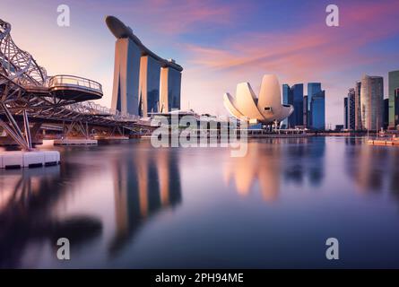 Ville de Singapour à Marina au coucher du soleil spectaculaire Banque D'Images