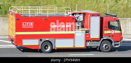 London Fire Brigade Mercedes 1626 châssis-cabine camion équipé d'une unité de couche de tuyau basée à la caserne de pompiers de Harrow vu conduire le long de l'autoroute M25 Royaume-Uni Banque D'Images