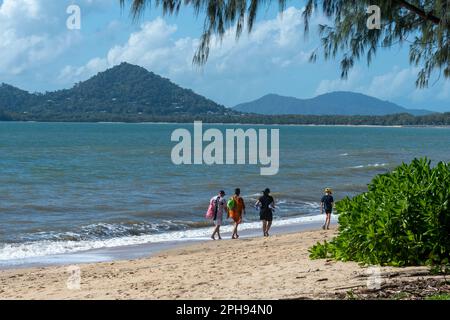 Groupe de personnes marchant sur Palm Cove Beach, Cairns Northern Beaches, Far North Queensland, FNQ, QLD, Australie Banque D'Images