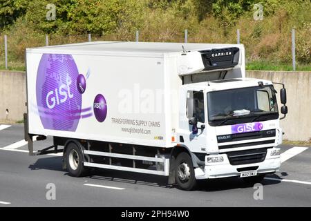 Camion à carrosserie rigide DAF CF avec unité de refroidisseur Carrier au-dessus de la cabine conducteur et texte Transforming Supply chains Driving longeant la route autoroutière UK M25 Banque D'Images