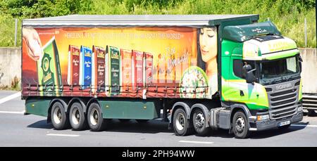 Vue latérale avant de la marque de riz sec de Laila publicité colorée sur Scania G450 hgv camion et remorque à rideau coulissant graphiques M25 autoroute Royaume-Uni Banque D'Images