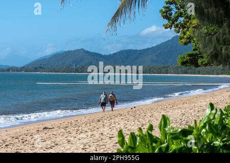 Deux hommes marchant sur la plage de Palm Cove, Cairns Northern Beaches, Far North Queensland, FNQ, QLD, Australie Banque D'Images