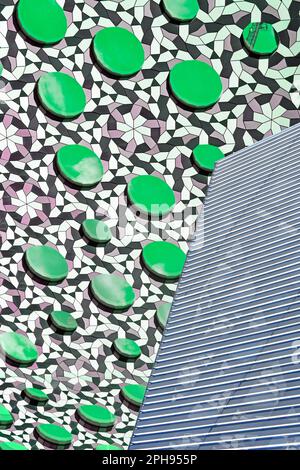 Gros plan abstrait d'un bâtiment architectural, revêtement vert, couleur manipulée sur des panneaux ronds surélevés, toile de fond à carreaux et lignes de barbecue Angleterre Royaume-Uni Banque D'Images