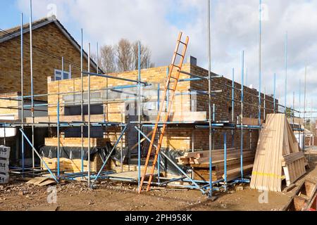 Échelle d'accès au bois en place par un sous-traitant spécialisé en échafaudage pour les briques afin de travailler les ouvertures de portes de fenêtres dans les murs de cavité de brique Angleterre Royaume-Uni Banque D'Images