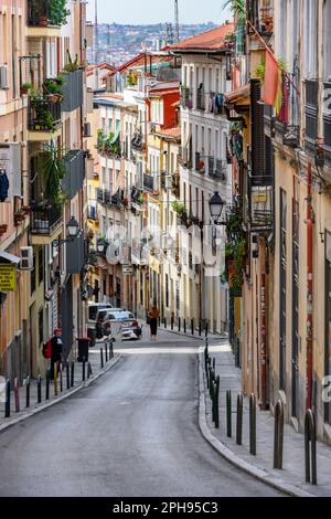 En regardant la calle de Buenavista qui mène dans le quartier populaire et multiculturel de Lavapies, dans le centre d'Embajadores, centre de Madrid, S Banque D'Images