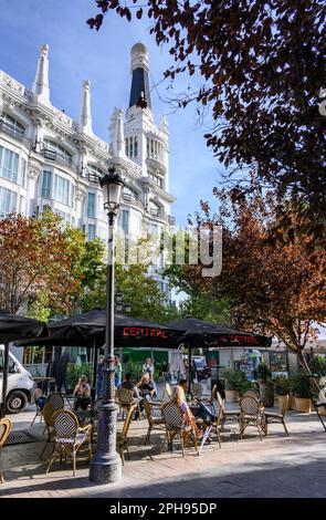 Cafe tables de la Plaza del Angel avec l'Hôtel Reina Victoria en arrière-plan, le centre de Madrid, Espagne Banque D'Images