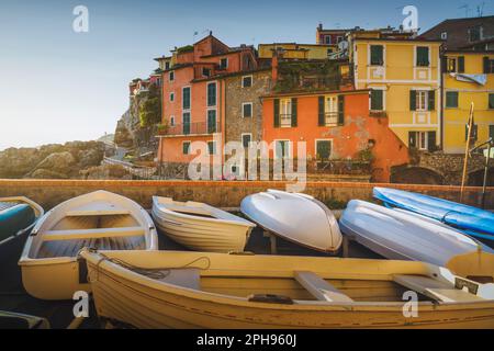 Bateaux dans le village de Tellaro au coucher du soleil. Golfo dei Poeti ou Golfe des Poètes. Ligurie, Italie, Europe. Banque D'Images