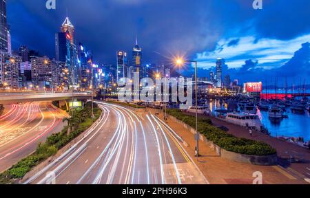 Vue sur le refuge Typhoon de Causeway Bay et la ville au crépuscule depuis une passerelle près du canon de midi Banque D'Images