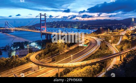 Vue sur le pont Tsing Ma et l'autoroute depuis le sentier naturel Tsing Yi au coucher du soleil Banque D'Images