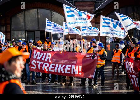 Brême, Allemagne. 27th mars 2023. Les manifestants de l'Union des chemins de fer et des transports (EVG) sont debout avec des écriteaux devant la gare principale. Avec une grève d'avertissement à grande échelle nationale, les syndicats EVG et Verdi ont paralysé lundi de grandes parties des transports publics. Credit: Sina Schuldt/dpa/Alay Live News Banque D'Images