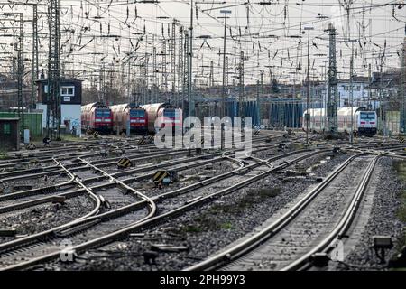 Brême, Allemagne. 27th mars 2023. Trains garés sur les voies en face de la gare principale de Brême. Avec une grève d'avertissement à grande échelle nationale, les syndicats EVG et Verdi ont paralysé lundi de grandes parties des transports publics. Credit: Sina Schuldt/dpa/Alay Live News Banque D'Images