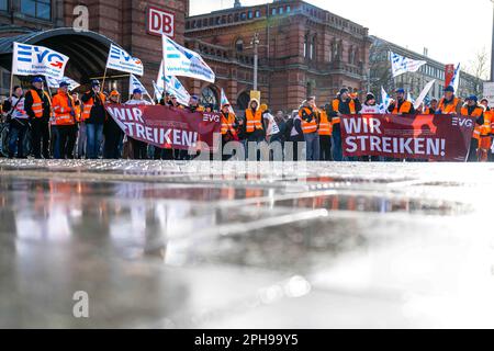 Brême, Allemagne. 27th mars 2023. Les manifestants de l'Union des chemins de fer et des transports (EVG) sont debout avec des écriteaux devant la gare principale. Avec une grève d'avertissement à grande échelle nationale, les syndicats EVG et Verdi ont paralysé lundi de grandes parties des transports publics. Credit: Sina Schuldt/dpa/Alay Live News Banque D'Images