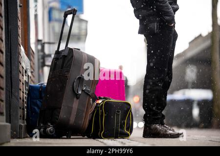 Brême, Allemagne. 27th mars 2023. Un passager se tient avec des valises devant la gare. Lundi, les syndicats EVG et Verdi ont paralysé une grande partie du réseau de transports publics par une grève d'avertissement à grande échelle dans tout le pays. Credit: Sina Schuldt/dpa/Alay Live News Banque D'Images