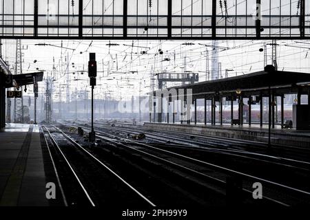 Brême, Allemagne. 27th mars 2023. La plate-forme de la gare principale de Brême est déserte. Avec une grève d'avertissement à grande échelle nationale, les syndicats EVG et Verdi ont paralysé une grande partie du système de transports publics lundi. Credit: Sina Schuldt/dpa/Alay Live News Banque D'Images