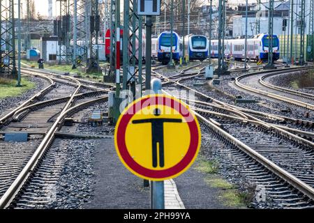 Brême, Allemagne. 27th mars 2023. Trains garés sur les voies en face de la gare principale de Brême. Avec une grève d'avertissement à grande échelle nationale, les syndicats EVG et Verdi ont paralysé lundi de grandes parties des transports publics. Credit: Sina Schuldt/dpa/Alay Live News Banque D'Images