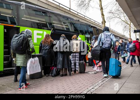 Brême, Allemagne. 27th mars 2023. Les voyageurs avec des valises et des sacs sont à bord d'un Flixbus. Avec une grève d'avertissement à grande échelle nationale, les syndicats EVG et Verdi ont paralysé une grande partie du système de transports publics lundi. Credit: Sina Schuldt/dpa/Alay Live News Banque D'Images