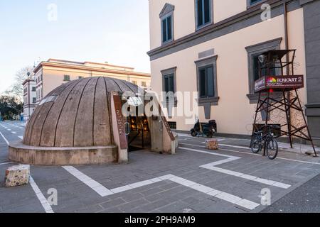 Tirana, Albanie. Mars 2023. L'entrée du Bunk'art 2, un musée d'histoire albanaise à l'intérieur d'un bunker nucléaire datant de l'époque communiste. Banque D'Images