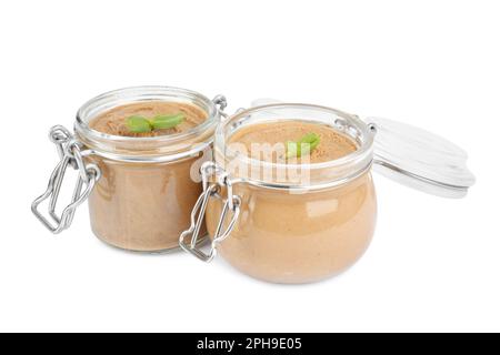 Pots en verre avec délicieux pâté de foie sur fond blanc Banque D'Images