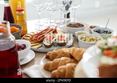 Table de brunch avec différents plats délicieux à l'intérieur Banque D'Images