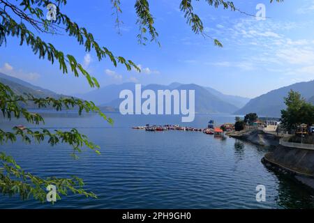 Un beau lac Tehri Garhwal Uttarakhhand Inde Aisa Banque D'Images