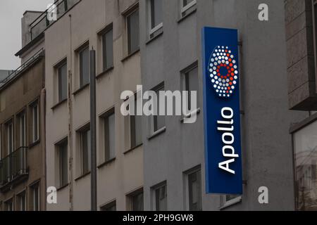 Photo d'un signe avec le logo d'Apollo Optik à Cologne, Allemagne. Apollo-Optik est une société d'optique allemande qui se concentre sur les lunettes de détail. C'était la fonderie Banque D'Images