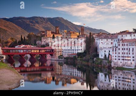 Bassano del Grappa, Italie. Image citadine de Bassano del Grappa située dans la province de Vicenza, dans la région du nord de l’Italie, en Vénétie, au lever du soleil. Banque D'Images