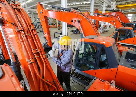 LIANYUNGANG, CHINE - le 27 MARS 2023 - Un ouvrier assemble une pelle hydraulique dans un atelier de Luyou Heavy Industry Co LTD à Lianyungang, dans les Jiangs de Chine orientale Banque D'Images