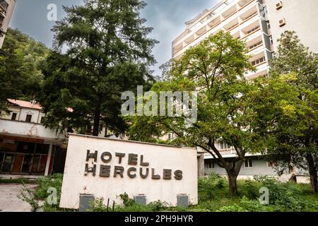 Photo de l'hôtel abandonné hercules à Baile Herculane. c'est une station d'architecture socialiste dans la ville de baile herculane. Băile Hercul Banque D'Images