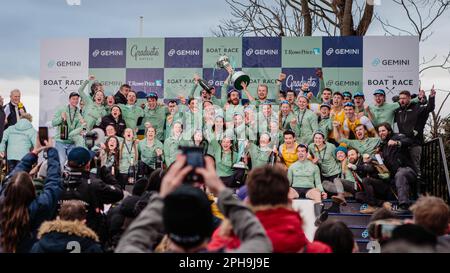 Les équipes victorieuses d'aviron de Cambridge célèbrent après la course de bateaux Gemini Oxford / Cambridge London 2023 Banque D'Images