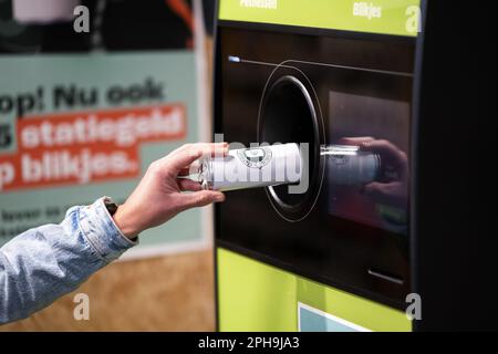 ALMERE - Un consommateur remet symboliquement une canette à un point de collecte dans un supermarché pendant le lancement de l'introduction d'un dépôt de 15 euros sur des canettes à partir du 1 avril. L'introduction d'un dépôt doit empêcher les canettes d'être jetées dans la nature. La mesure devrait également améliorer le recyclage. ANP JEROEN JUMELET pays-bas sortie - belgique sortie Banque D'Images