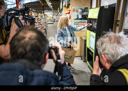 ALMERE - Un consommateur remet symboliquement une canette à un point de collecte dans un supermarché pendant le lancement de l'introduction d'un dépôt de 15 euros sur des canettes à partir du 1 avril. L'introduction d'un dépôt doit empêcher les canettes d'être jetées dans la nature. La mesure devrait également améliorer le recyclage. ANP JEROEN JUMELET pays-bas sortie - belgique sortie Banque D'Images