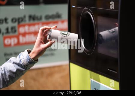 ALMERE - Un consommateur remet symboliquement une canette à un point de collecte dans un supermarché pendant le lancement de l'introduction d'un dépôt de 15 euros sur des canettes à partir du 1 avril. L'introduction d'un dépôt doit empêcher les canettes d'être jetées dans la nature. La mesure devrait également améliorer le recyclage. ANP JEROEN JUMELET pays-bas sortie - belgique sortie Banque D'Images